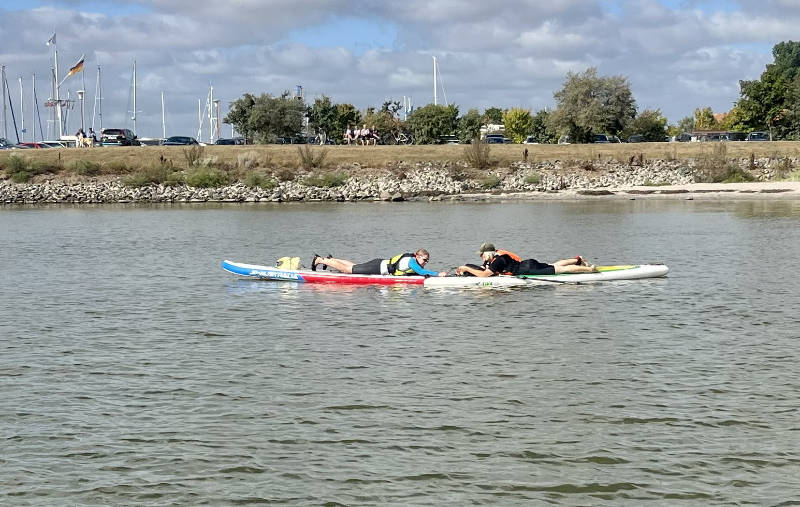 Rettungstechniken mit dem SUP auf dem Wasser