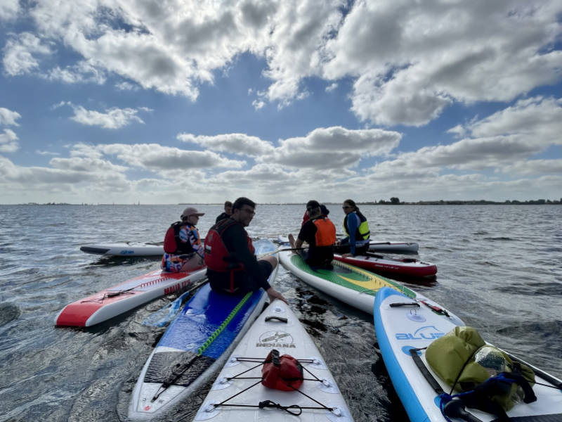 Besprechnung auf den Wasser auf den SUP-Brettern