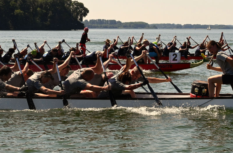 Drachenboote auf dem Wasser beim Rennen