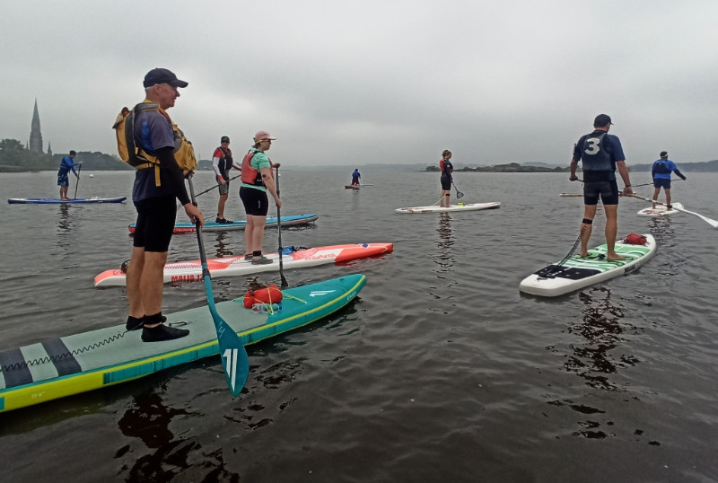 SUP Ausbildung - Teilnehmende auf ihren SUP Brettern auf dem Wasser