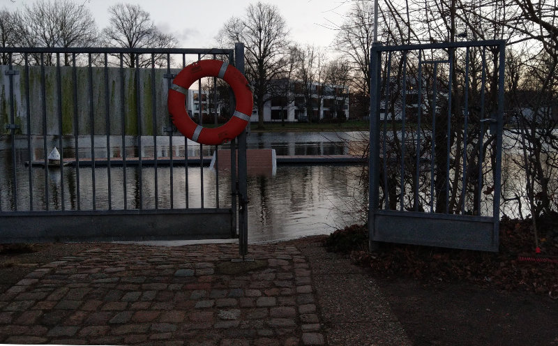 Das Hochwasser steht kurz vor dem Grundstück des Kanu-Club Lübeck