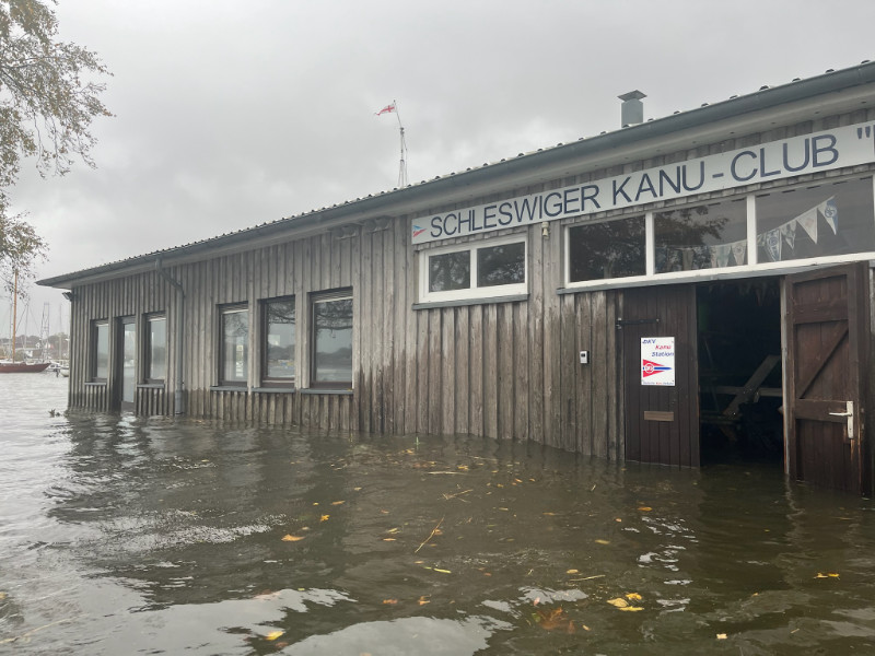 Das Boothaus des Schleswiger Kanu-Clubs steht unter Wasser