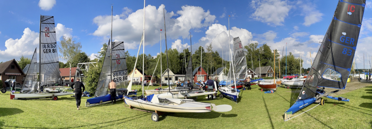 Kanusegelboote an Land auf der Wiese vor der Wettfahrt