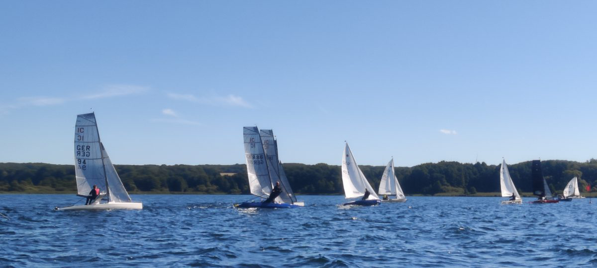 Mehrere Kanusegelboote auf dem Wasser während der Wettfahrt<br />
