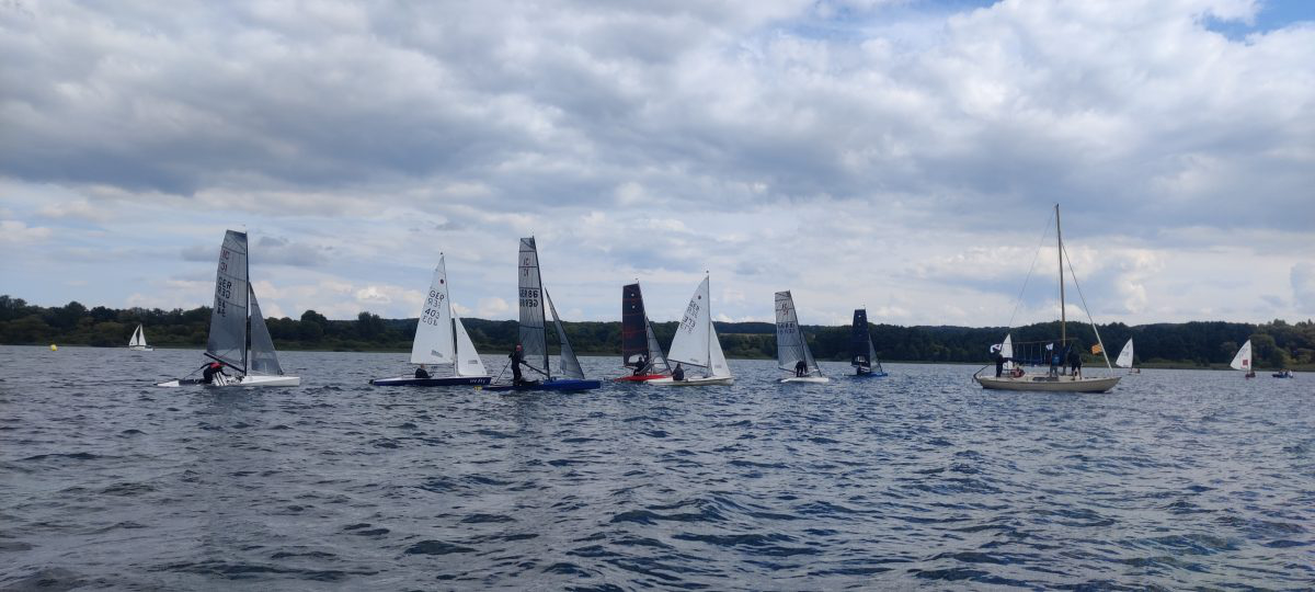 Mehrere Kanusegelboote auf dem Wasser während der Wettfahrt