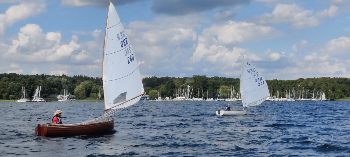 Ein Kanusegelboot auf dem Wasser während der Wettfahrt
