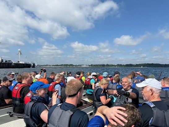 Picknick in den Drachenbooten während der Windjammerparade auf der Kieler Förde
