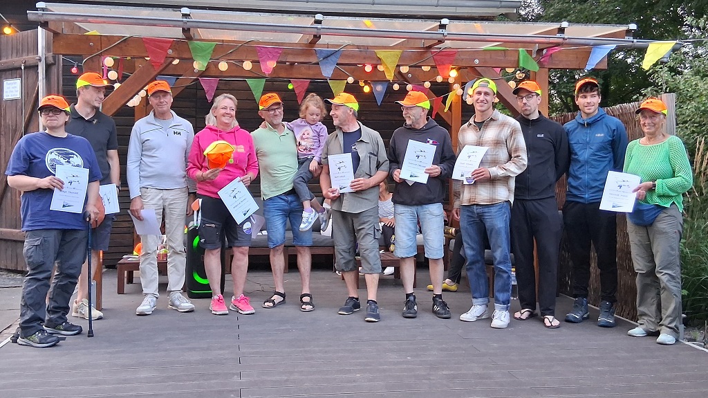 Gruppenbild bei der Siegerehrung, alle Aktiven halten ihre Urkunden in der Hand