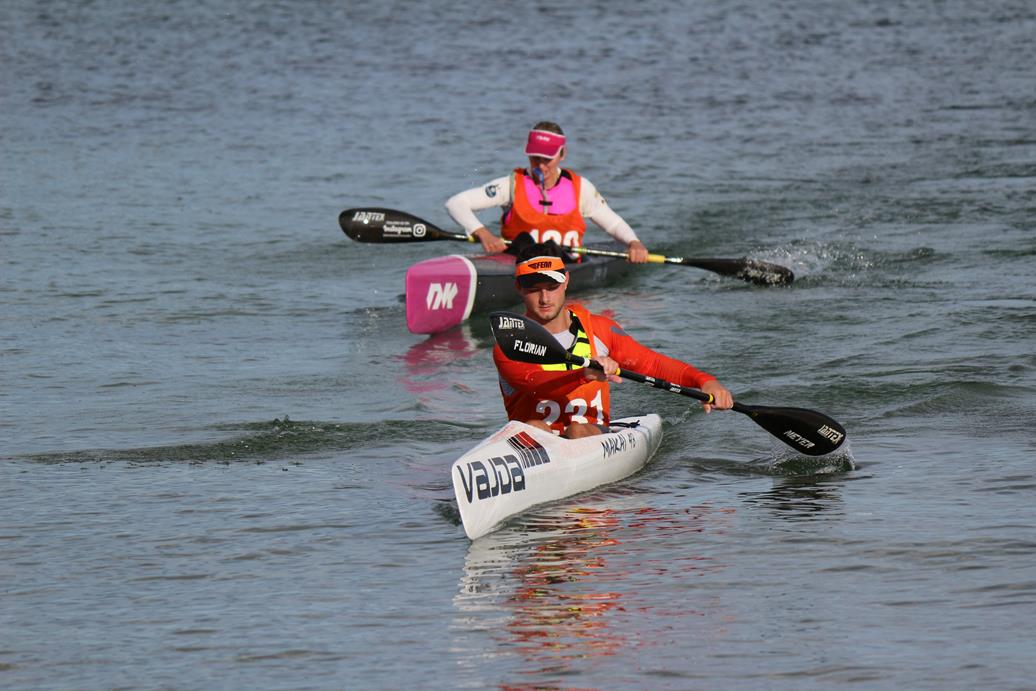 Zwei Surfskis beim Zieleinlauf in Strande