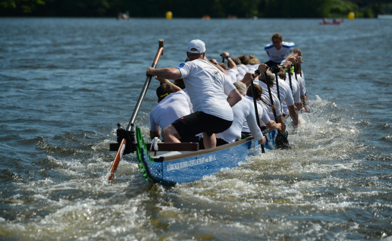 Drachenboot von hinten