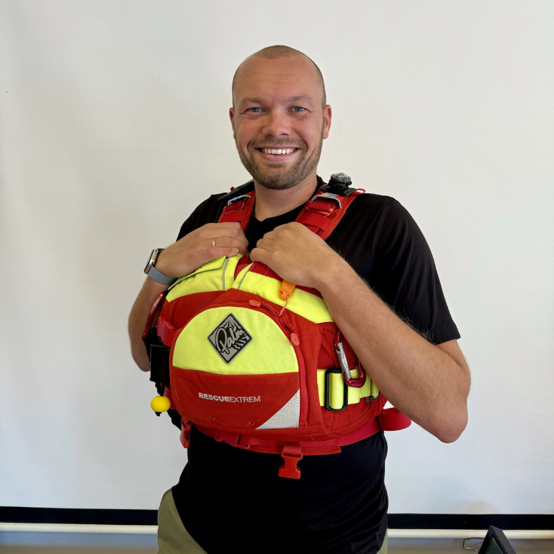 Das Bild zeigt Hendrik mit Schwimmweste vor einer hellen Wand