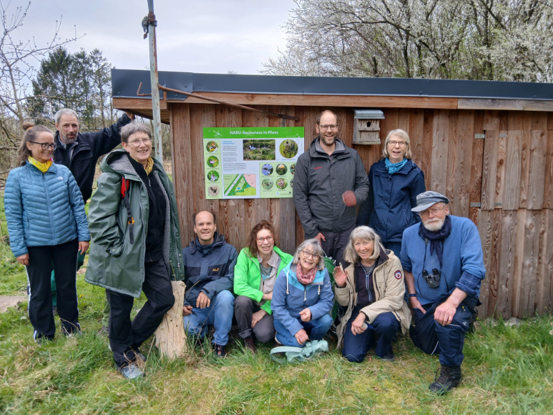 Gruppenbild aller Teilnehmenden auf der Bachwiese vor dem Blockhaus